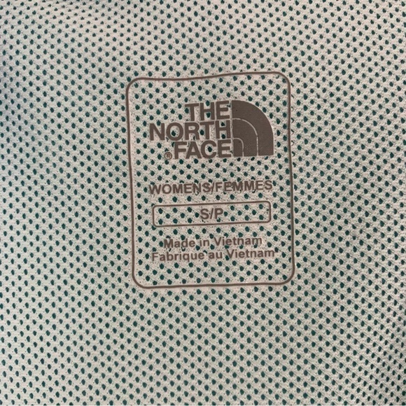 The North Face Women’s Running windbreaker Jacket, water resistant outer shell - Picture 6 of 10